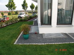 Basalt Kies mit Granitumrandung und Kellerfenstereinfassung mit Basaltplatten